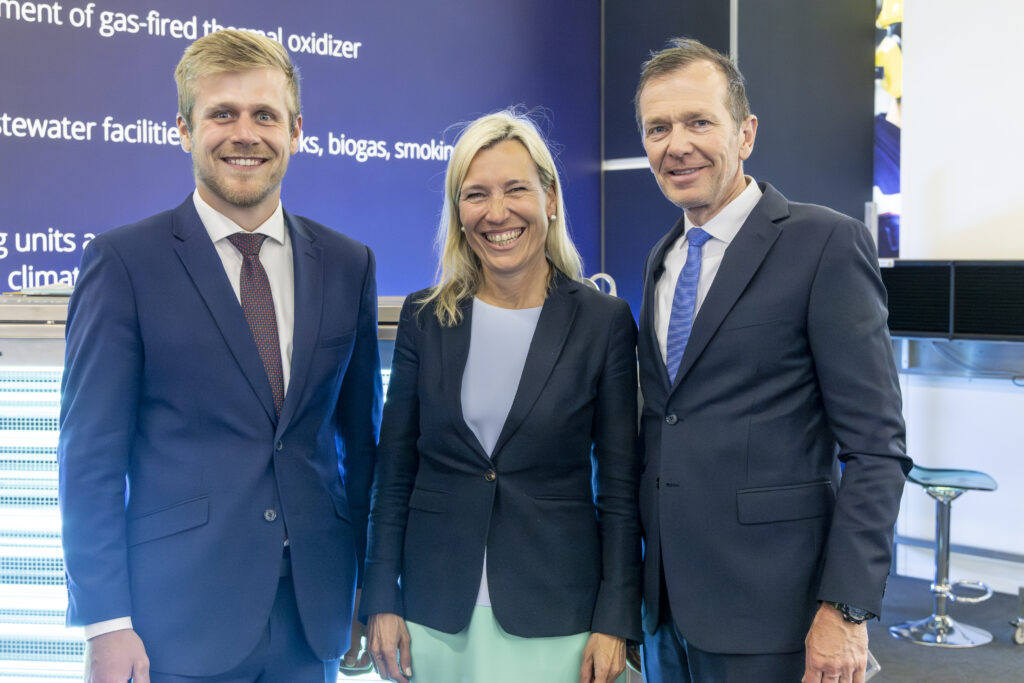 Am Stand von Oxytec auf der IFFA 2025 informierten Ing. Jan Poläk, Anja Toussaint und Dr. Christian Haverkamp. © Matthias Wenger