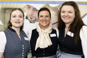 Tradition trifft Zukunft: Die Bayerische Fleischerschule lud auf der IFFA 2025 zum beliebten Weißwurstessen ein und durfte zahlreiche ehemalige Schülerinnen und Schüler am Stand begrüßen – eine ideale Gelegenheit zum Netzwerken. Präsentiert wurde zudem das neue Buchset „See. Smell. Taste. Tell. – ein Hand- und Tagebuch für Fleisch- und Wurstprofis“. Im Bild: Veronika Zinkl, Schuldirektorin Barbara Zinkl-Funk und Nicole Knogler. © Matthias Wenger