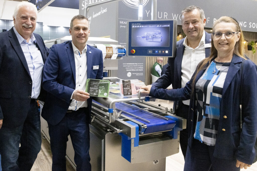 Raimund Plautz, Jochen Paraquin, Stefan Dangel und Anka Lorencz am Stand von Sealpac. Im Mittelpunkt stand die Weltpremiere der Thermoformer Generation-F-Serie. Auch die neue Traysealer-Generation A6max zeigte praxisnah, wie moderne Verpackungstechnik dem Fachkräftemangel mit Effizienz und Nachhaltigkeit begegnet.© Matthias Wenger
