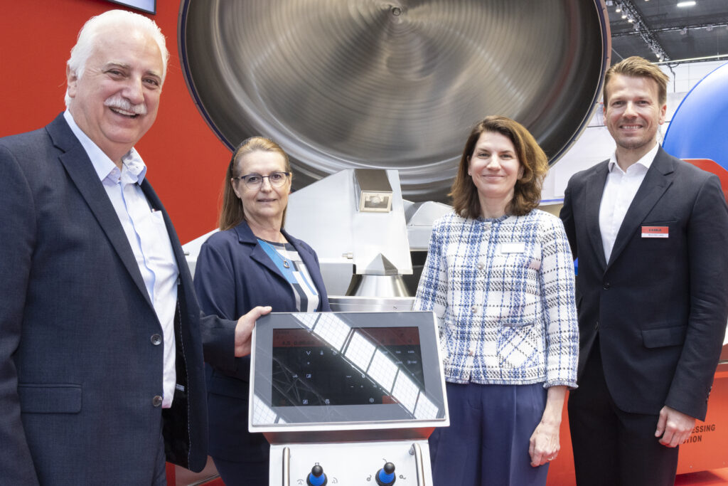 Innungsmeister Raimund Plautz, DI Anka Lorencz, Bundesgeschäftsführerin der Lebensmittelhandgewerbe, Mag. Catherine Burg, Geschäftsführerin des Handelshauses Laska in Linz, und Maximilian Laska, geschäftsführender Gesellschafter der Maschinenfabrik Laska. © Matthias Wenger