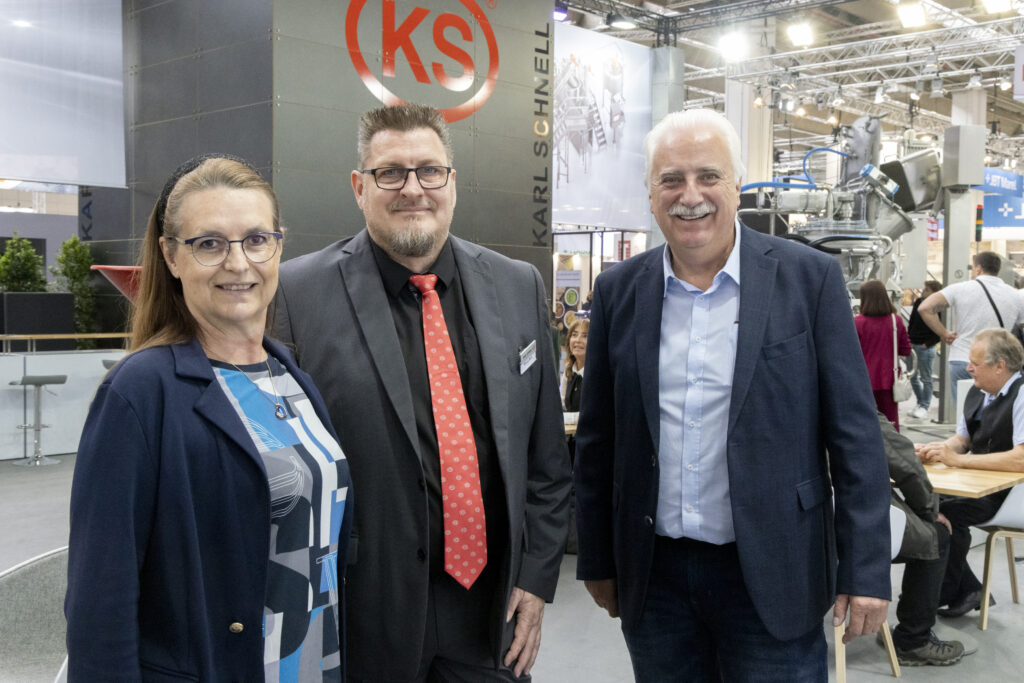 Am Stand von Karl Schnell: Marcus Maus (Area Sales Manager) im Austausch mit Anka Lorencz und Raimund Plautz. Das familiengeführte Unternehmen aus Baden-Württemberg steht seit über 75 Jahren für hochwertige Technik made in Germany – mit ganzheitlichen Lösungen für die Lebensmittelverarbeitung, maßgeschneidert für Handwerksbetriebe und Industrie weltweit.© Matthias Wenger