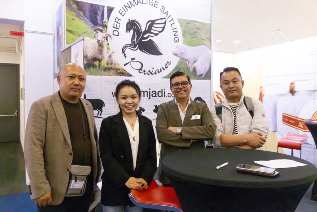 Saied Amjadi zeigte sich begeistert von der IFFA 2025: „Frankfurt war der perfekte Ort, um alte Kontakte aufzufrischen und neue zu knüpfen – wir kommen in drei Jahren definitiv wieder!“ Besonders lobte er die Organisation, die Sicherheitskräfte und die Stadt Frankfurt selbst. Sein Fazit: Vielleicht etwas kürzer, aber genauso intensiv – dann wäre sie noch besser gewesen.© Matthias Wenger