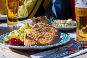 Bei einem Schnitzel von Hütthaler wurde zuerst auch an das Tierwohl gedacht. © Land schafft Leben