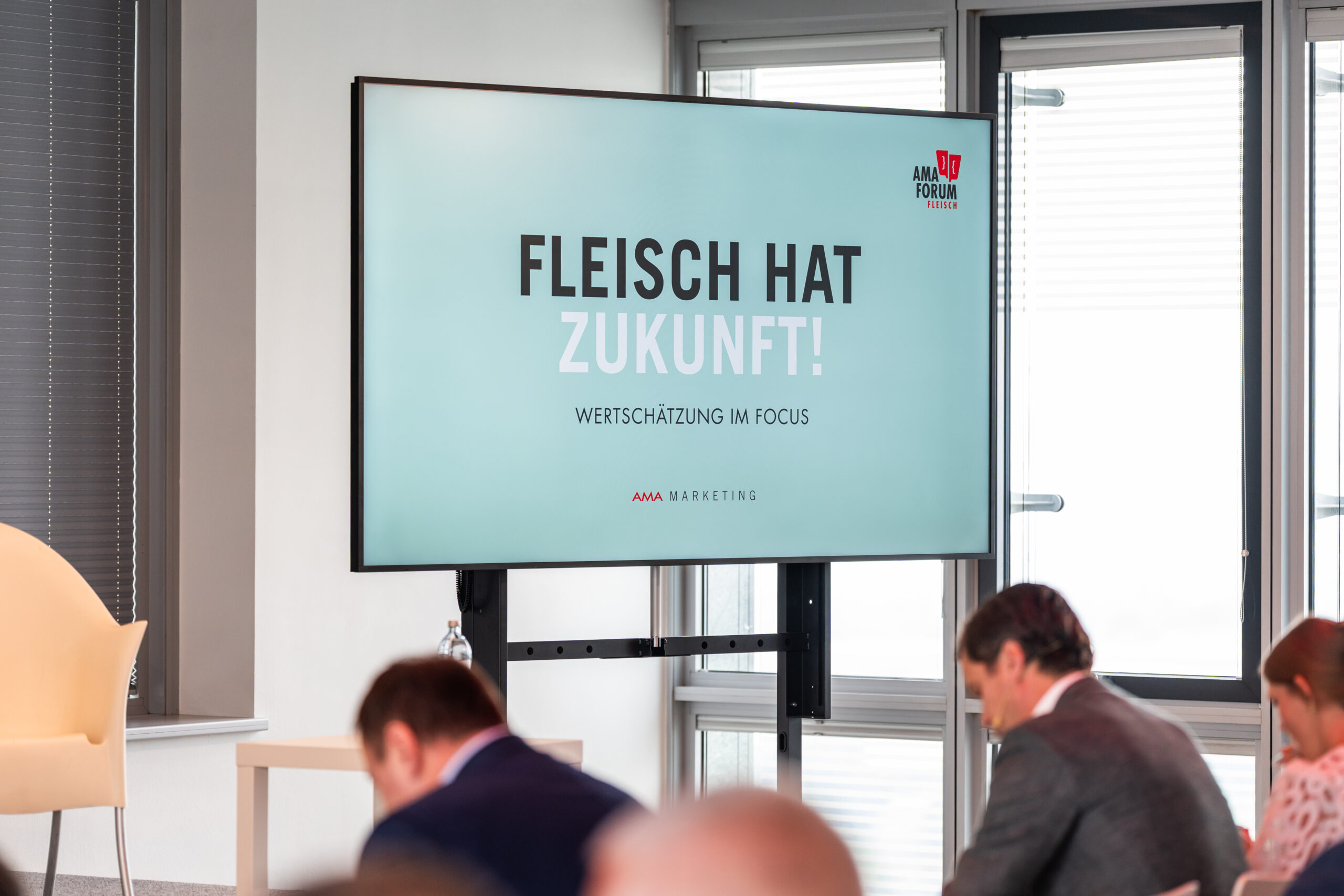 Fleisch braucht Wertschätzung: AMA-Forum Fleisch 2025 stellt Weichen für die Zukunft (Wien, 5. Juni 2025) – Während die Erwartungen an die Landwirtschaft steigen, wird auch Fleisch als Lebensmittel zunehmend kritisch hinterfragt. Wie kann unter diesen Bedingungen mehr Wertschätzung entstehen – für Tier, Produkt und Produzent:innen? Dieser Frage widmete sich das AMA-Forum Fleisch 2025, das am 4. Juni im Wiener Ares Tower stattfand. Rund 200 Gäste folgten der Einladung der AMA-Marketing, um gemeinsam mit internationalen Expert:innen über Verantwortung, Transparenz und Innovation in der Fleischbranche zu diskutieren. Bild: AMA-Marketing/Meyer