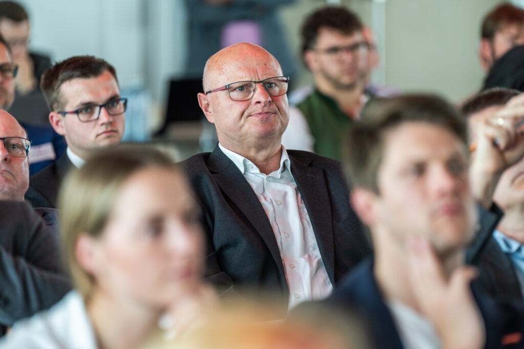 Hochkonzentrierter Zuhörer: Dipl. Ing. Dr. Johann Schlederer. Geschäftsführer Verband landwirtschaftlicher Veredelungs- produzenten und Österreichische Schweinebörse. Bild: AMA-Marketing/Meyer