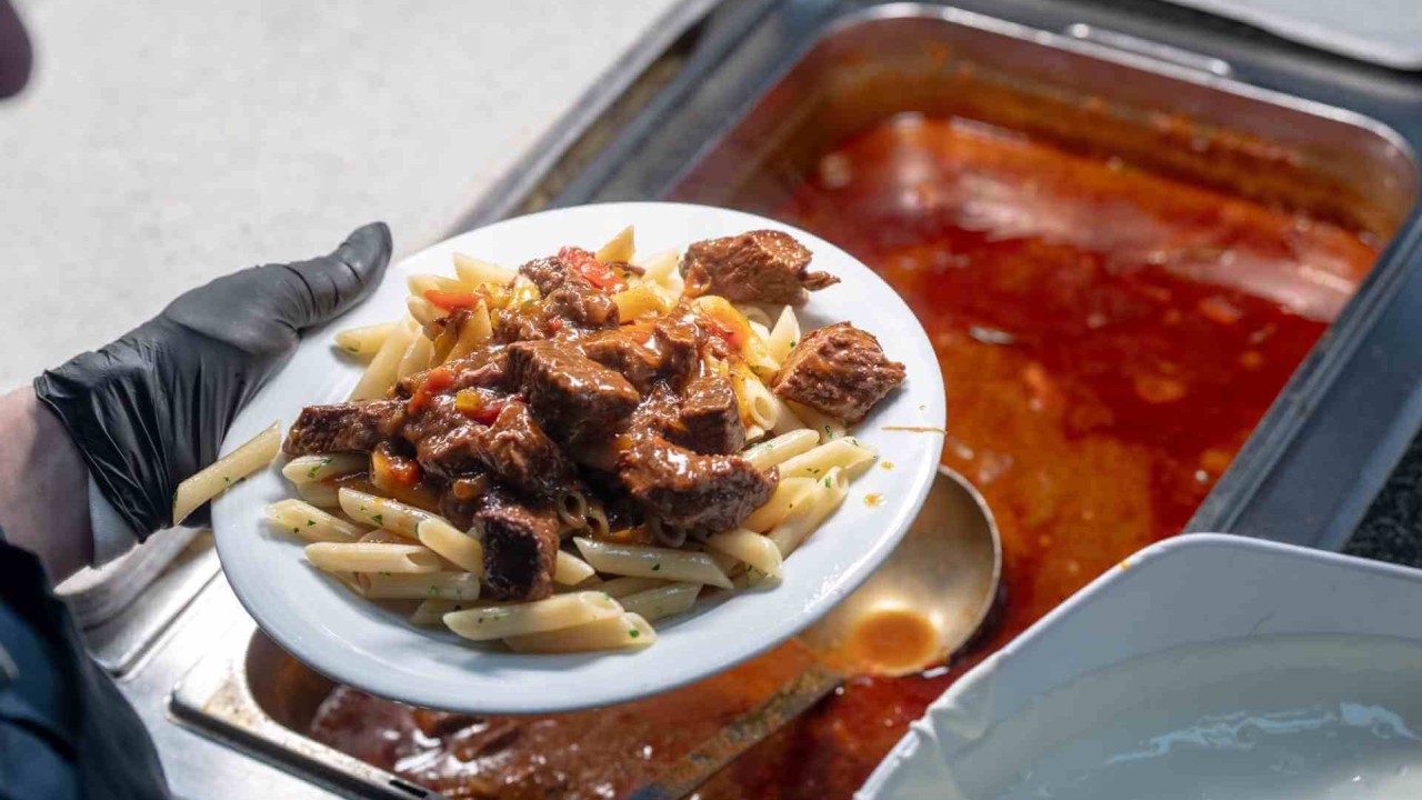 Die Zubereitung des Gulasch erfolgte vor Umbau in zwei Kippern, nach Umbau in einem iVario Pro XL mit hoher Leistung. Der Energieverbrauch hat sich dadurch nahezu halbiert bei besserer Speisenqualität. Bild: Rational