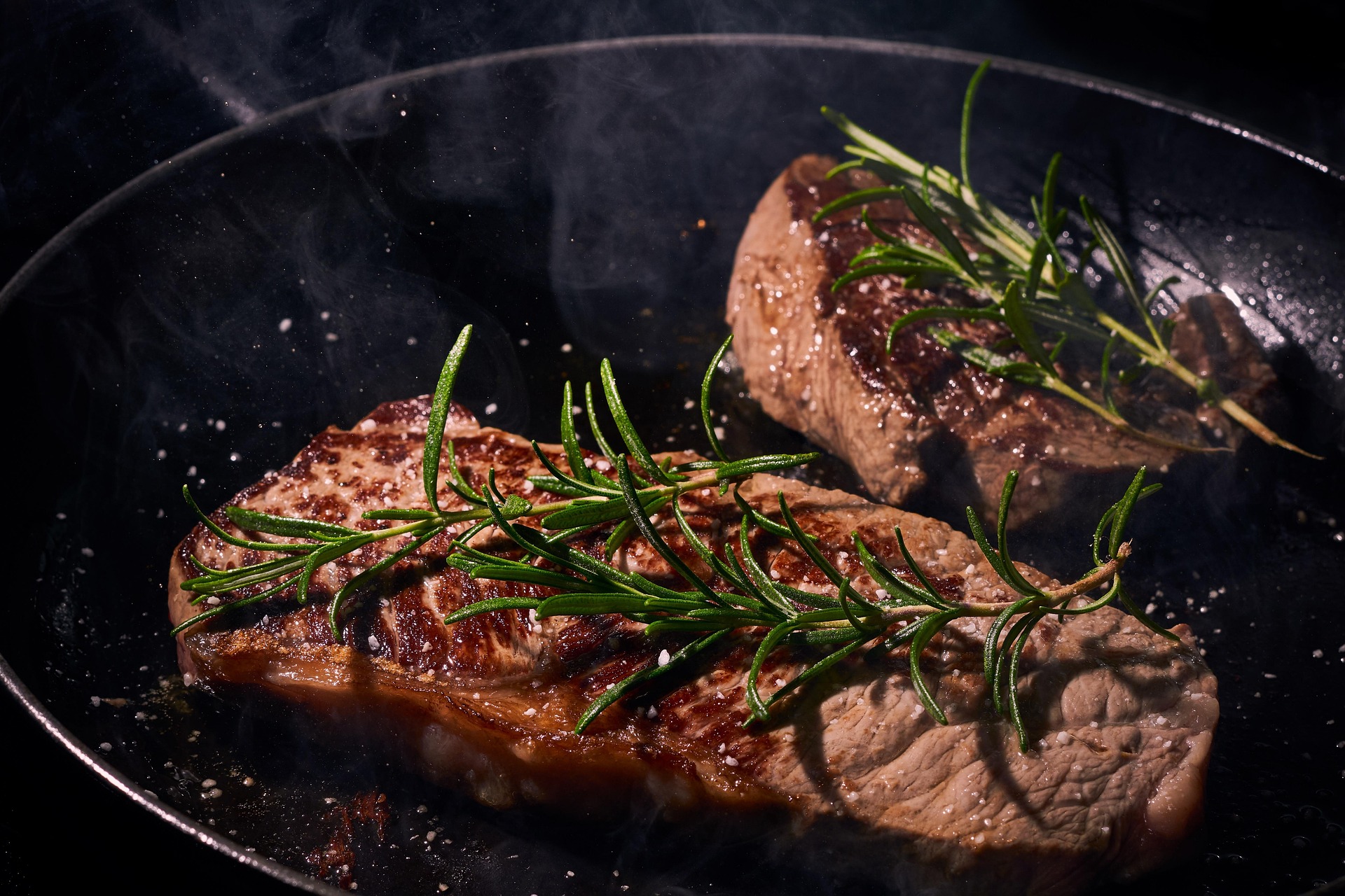 Ein gutes Steak braucht Hitze und Geduld. Es reicht, es auf jeder Seite scharf anzubraten – einmal wenden genügt. © Pixabay