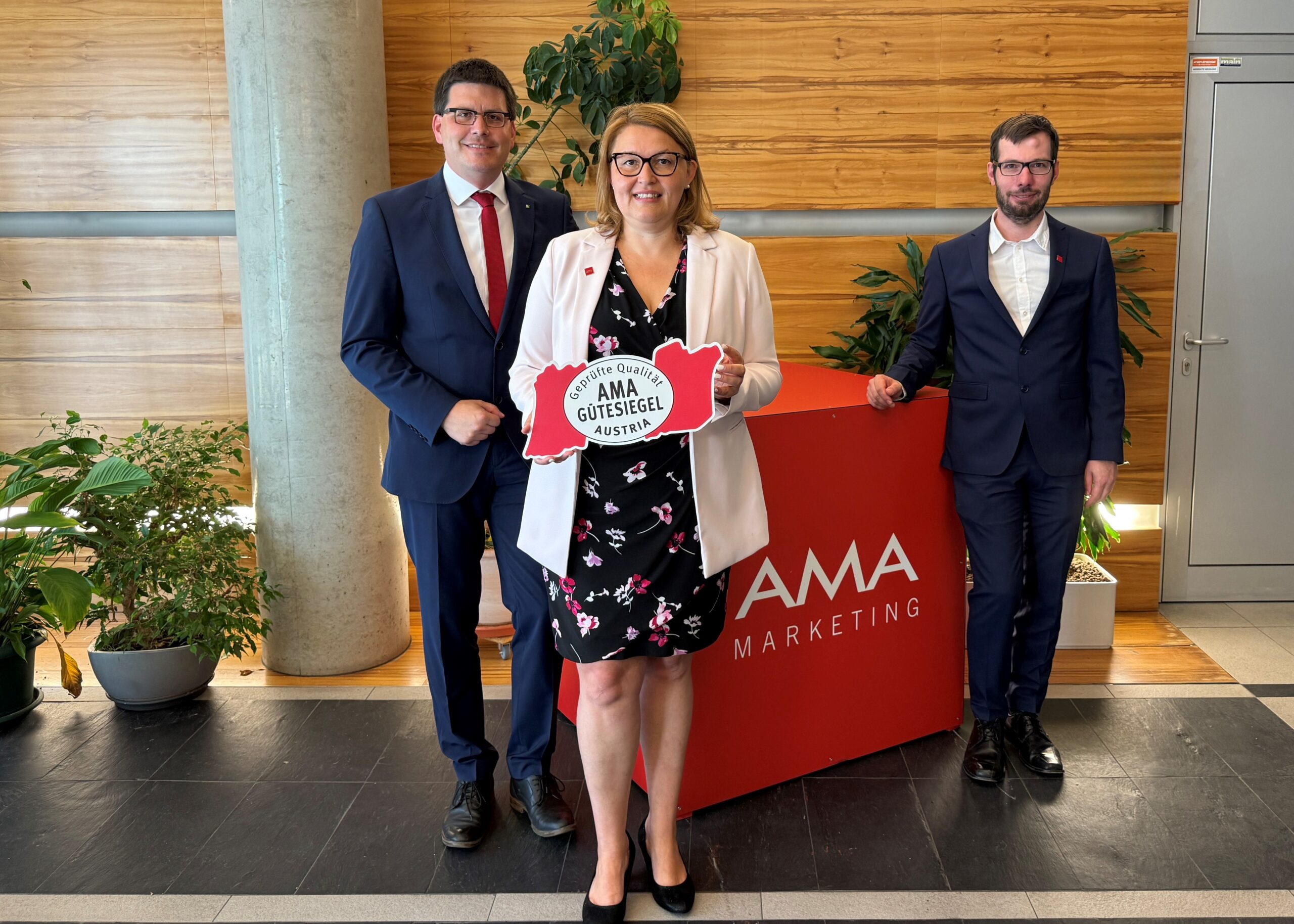 Christina Mutenthaler-Sipek (AMA-Marketing) präsentiert gemeinsam mit Kollegen das AMA-Gütesiegel – Symbol für geprüfte Qualität, Regionalität und transparente Herkunft bei Lebensmitteln in Österreich.