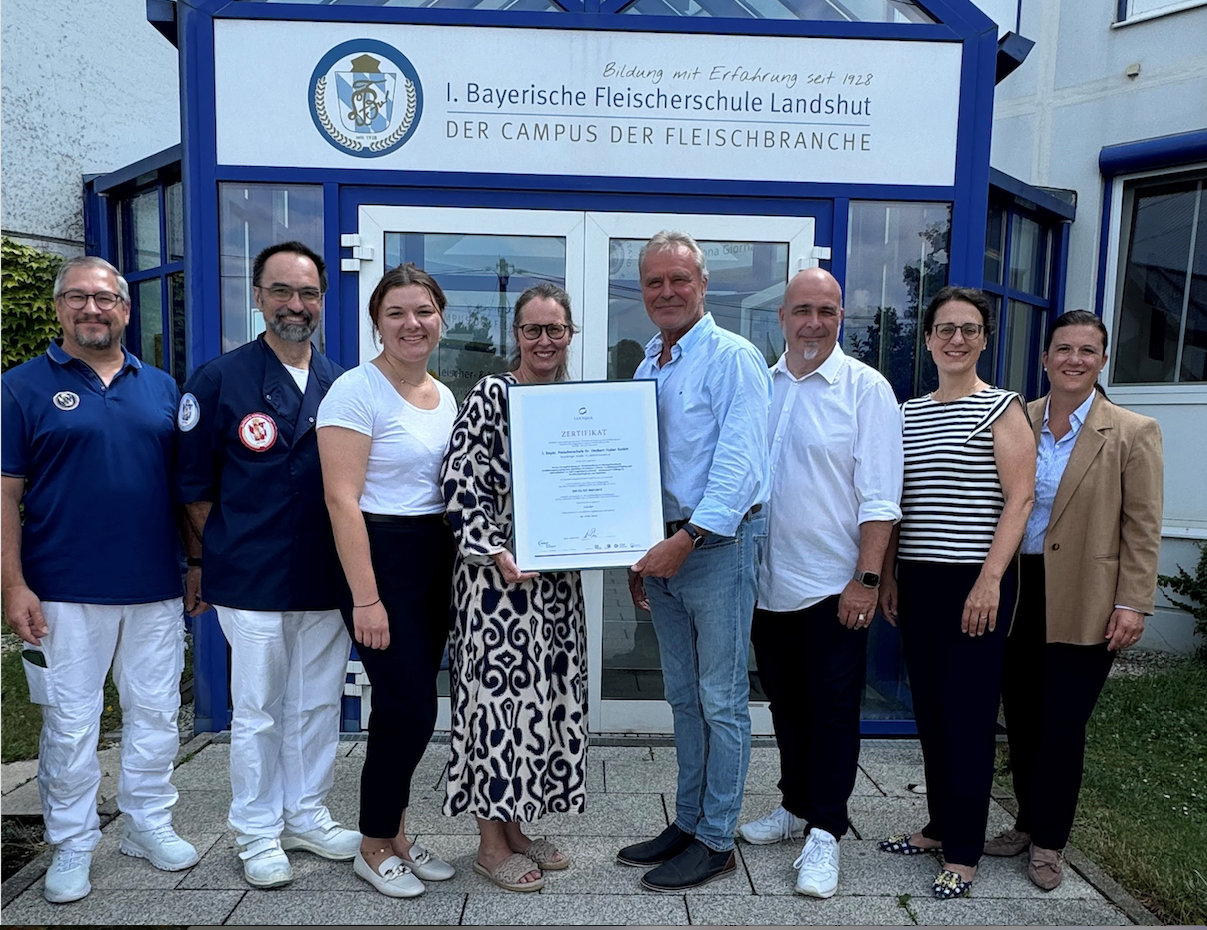 (v.r.n.l) Barbara Zinkl-Funk und Katrin Barth von der Fleischerschule sowie Qualitätsmanagement-Beauftragter Klaus Eder freuen sich mit Auditor Henry Klesse und dem ganzen Team über den Zertifizierungserfolg. © Beigestellt