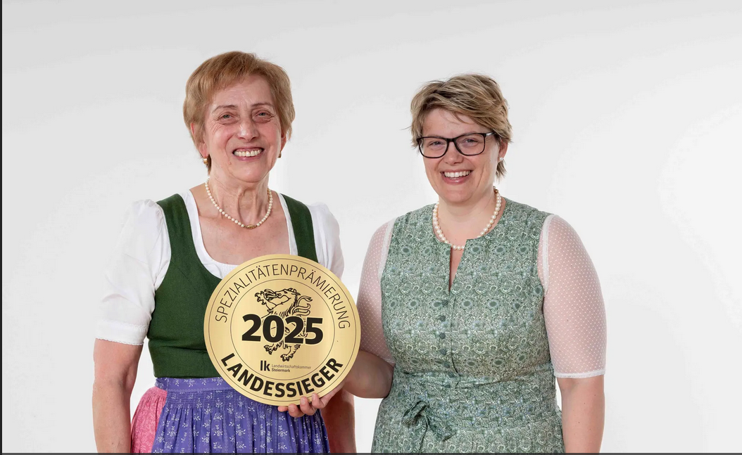 Annemarie (li.) & Rosina Grabin vom gleichnamigen Weingut und Buschenschank siegten mit ihrem „Karree luftgetrocknet” in der Kategorie Karree. © LK Steiermark / Kristoferitsch