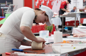 Höchste Konzentration: Carolin Pirolt bei der Arbeit. © Andrea Sturm