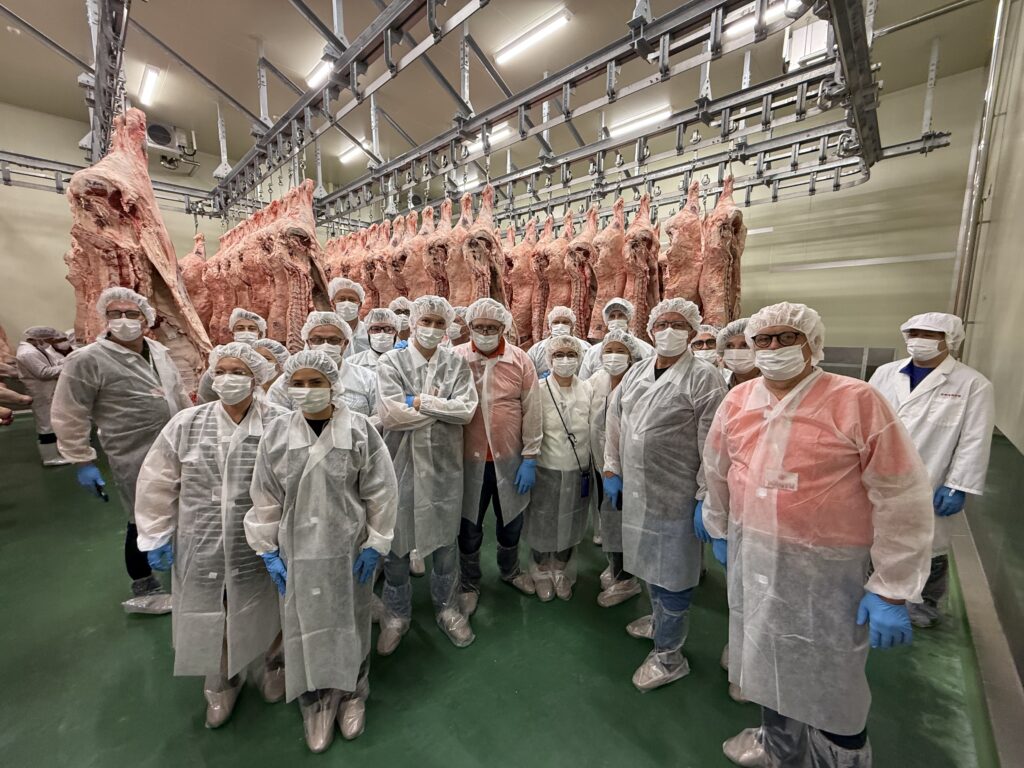 Im Grading Room des Kyoto Meat Market: Hier trifft traditionelle Wagyu-Kompetenz auf moderne Klassifizierungsstandards – direkt an der Karkasse, transparent und nachvollziehbar. © Beigestellt