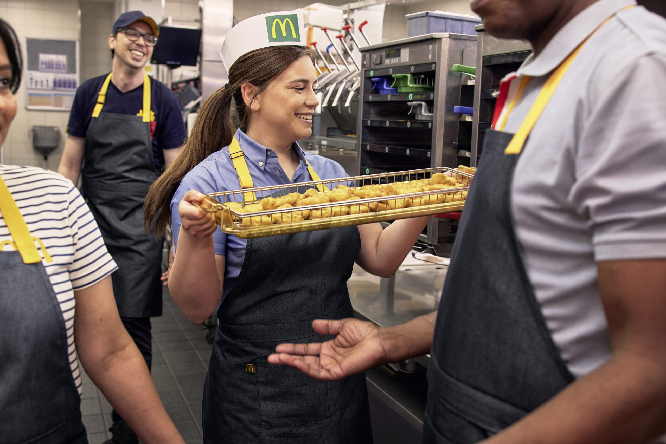 Die Küchencrew bei muss künftig keinen McPlant mehr zubereiten. In Österreich verschwindet der vegane Burger, wegen geringer Nachfrage, aus dem Sortiment. © McDonald’s