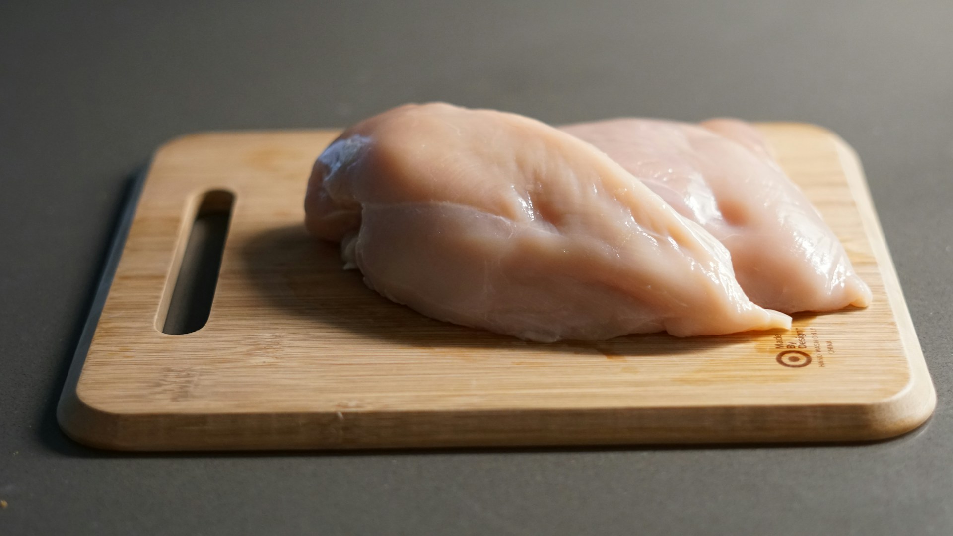 Innerhalb der Fleischbranche ist und bleibt Geflügel das am stärksten wachsende Segment. Niedrige Produktionskosten, gute Futterverwertung und breite Akzeptanz machen es weltweit zum bevorzugten Protein. © Unsplash / Cristian Guillen