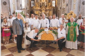 Die niederösterreichischen Fleischer und Bäcker geben bei der Wallfahrt ein starkes Lebenszeichen als Produzenten der wichtigsten Grundnahrungsmittel, als traditionelle Handwerksbetriebe und als regionale Nahversorger. © Beigestellt