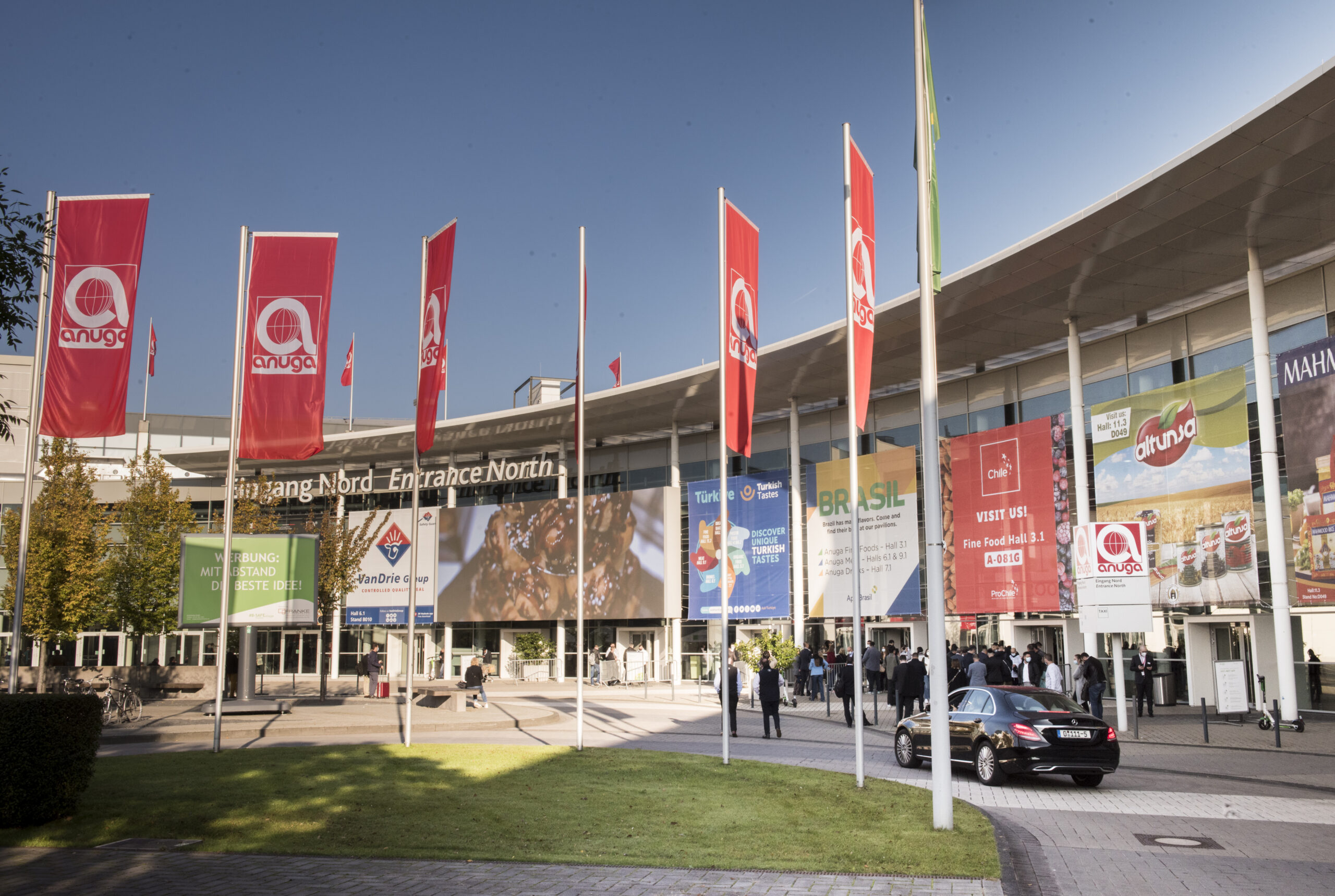Das erste Anuga Halal Forum findet am 6. Oktober 2025 im Rahmen der Anuga in Köln statt. In Kooperation mit ICHS bietet das Forum Einblicke in den wachsenden Halal-Markt mit Keynotes, Panels und Masterclasses. Erfahren Sie mehr über Geschäftspotenziale und Innovationen im Halal-Segment! (Bild: Koelnmesse)