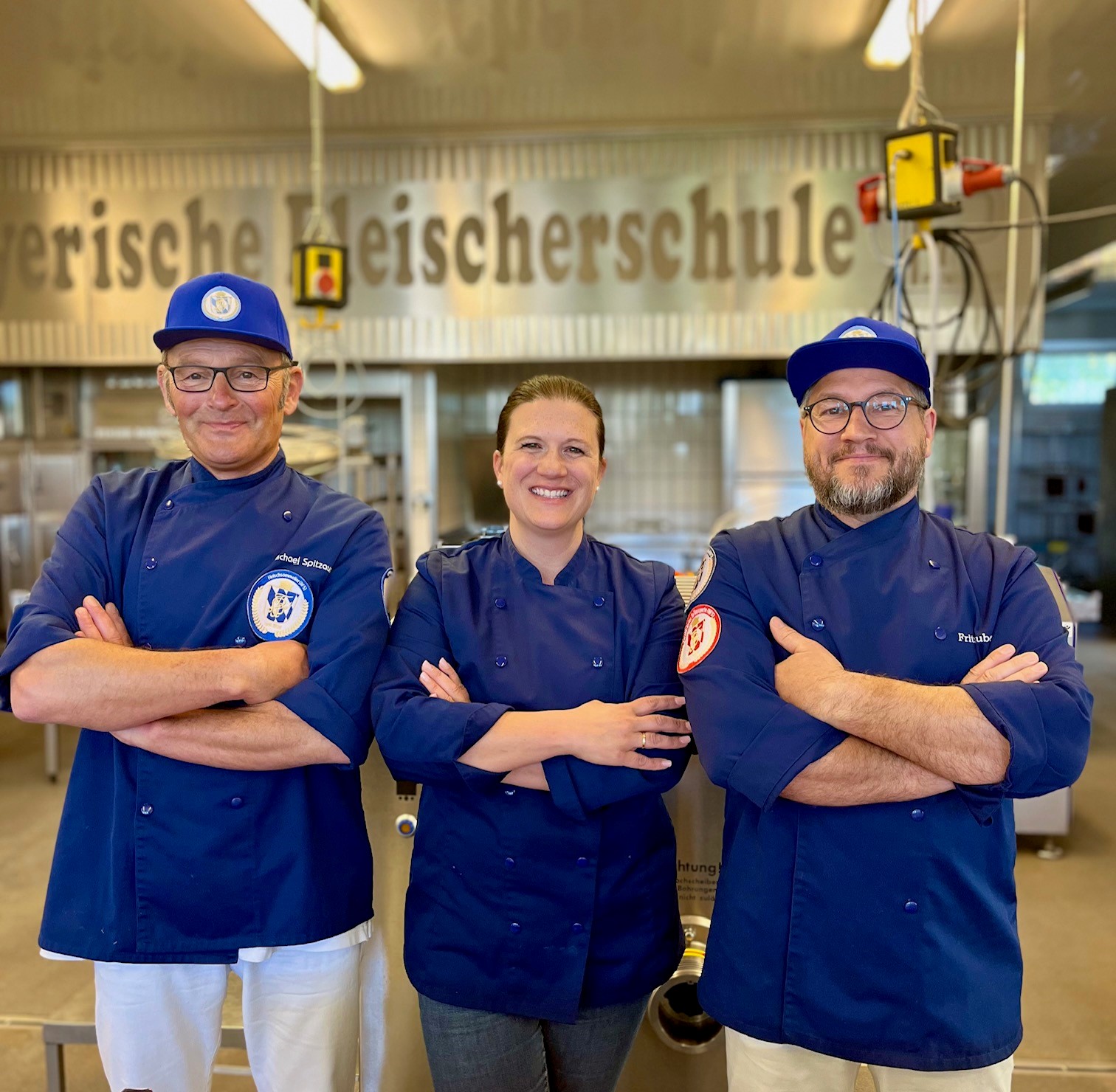 Die Fachlehrer Michi Spitzauer (links im Bild) und Fritz Huber (r.) mit Schulleiterin Barbara Zinkl-Funk (Mitte) teilen gern ihr Wissen, um Fachgeschäften die Möglichkeit zu geben, bei Grillgourmets zu punkten. © 1. BFS