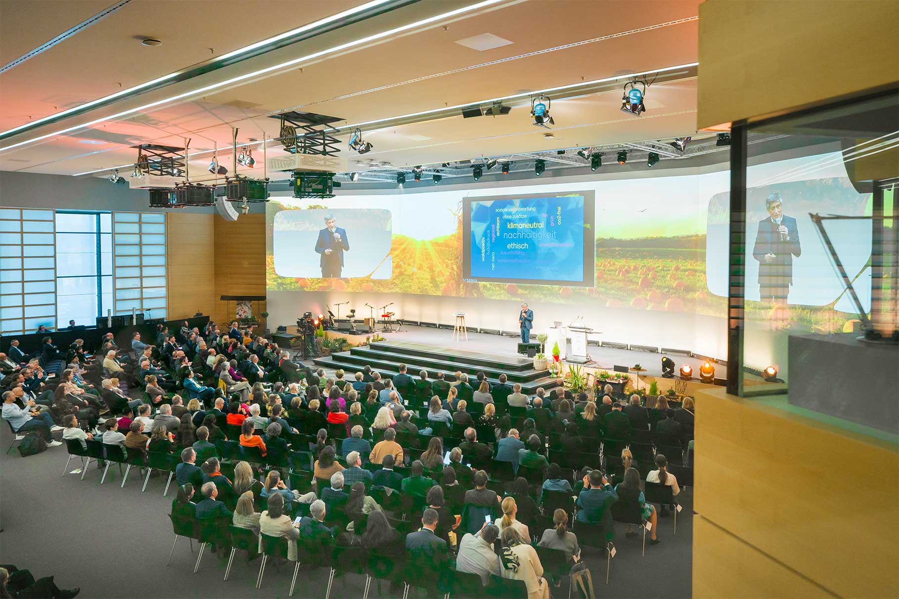 Einmal im Jahr trifft sich die internationale Bio-Community zur Weltleitmesse für Bio-Lebensmittel in Nürnberg. Vom 10. bis 13. Februar 2026 stellen die BIOFACH die nächste Generation in den Mittelpunkt. © Beigestellt