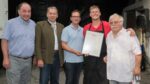 Die Wirtschaftskammer gratuliert herzlich zu 75 erfolgreichen Jahren! V.l.: Bürgermeister Andreas Arbesser, Fleischermeister Friedrich Ehn, Bezirksstellenobmann Andreas Minnich, Unternehmer Markus und Franz Dormayer. © Thomas Blazina