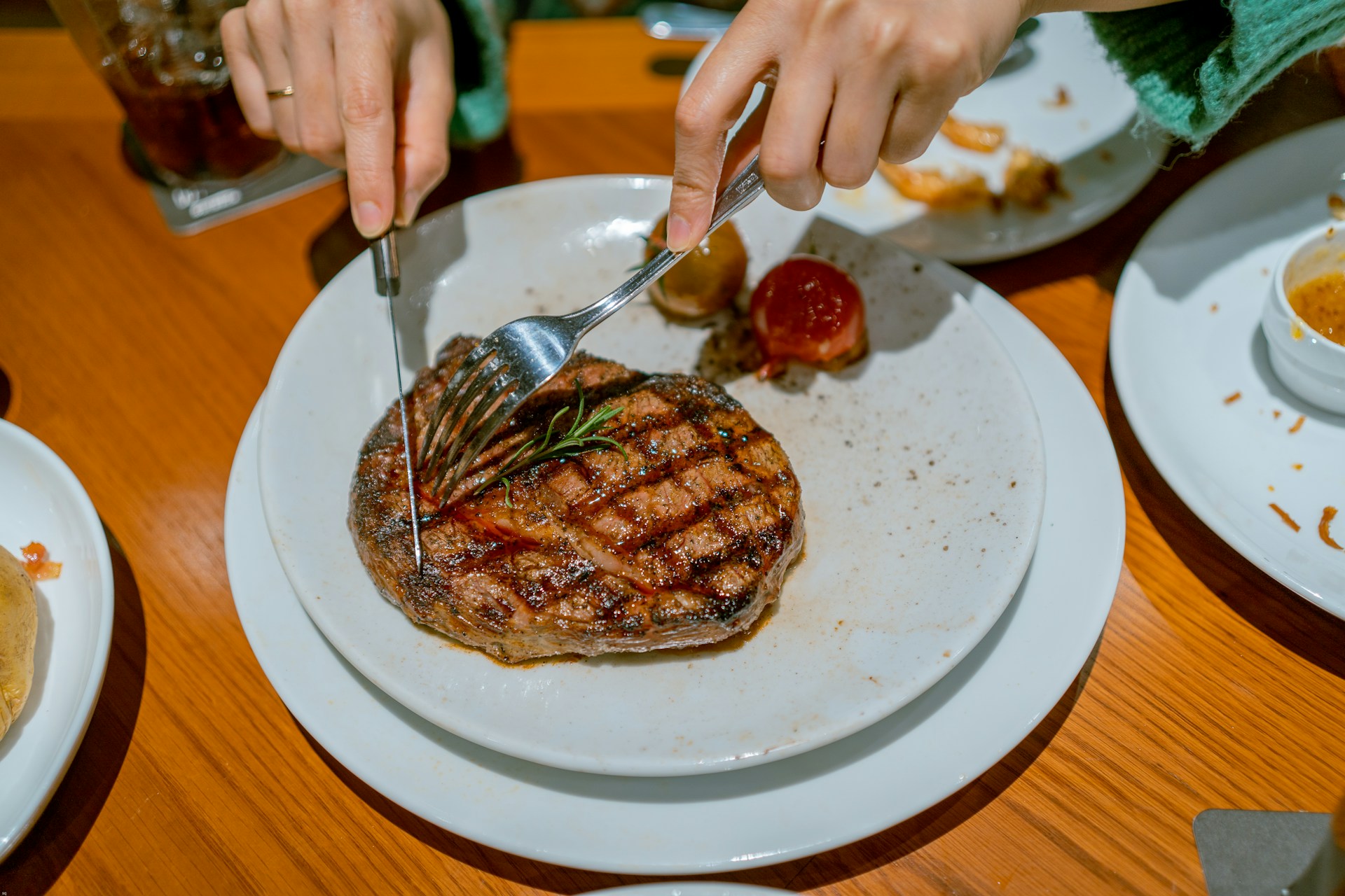 Die Studie zeigt, dass unverarbeitetes rotes Fleisch nicht als Risikofaktor für Gewichtszunahme oder metabolische Störungen erkennbar ist. Betonung liegt allerdings auf ”unverarbeitet”! © Unsplash / sq lim