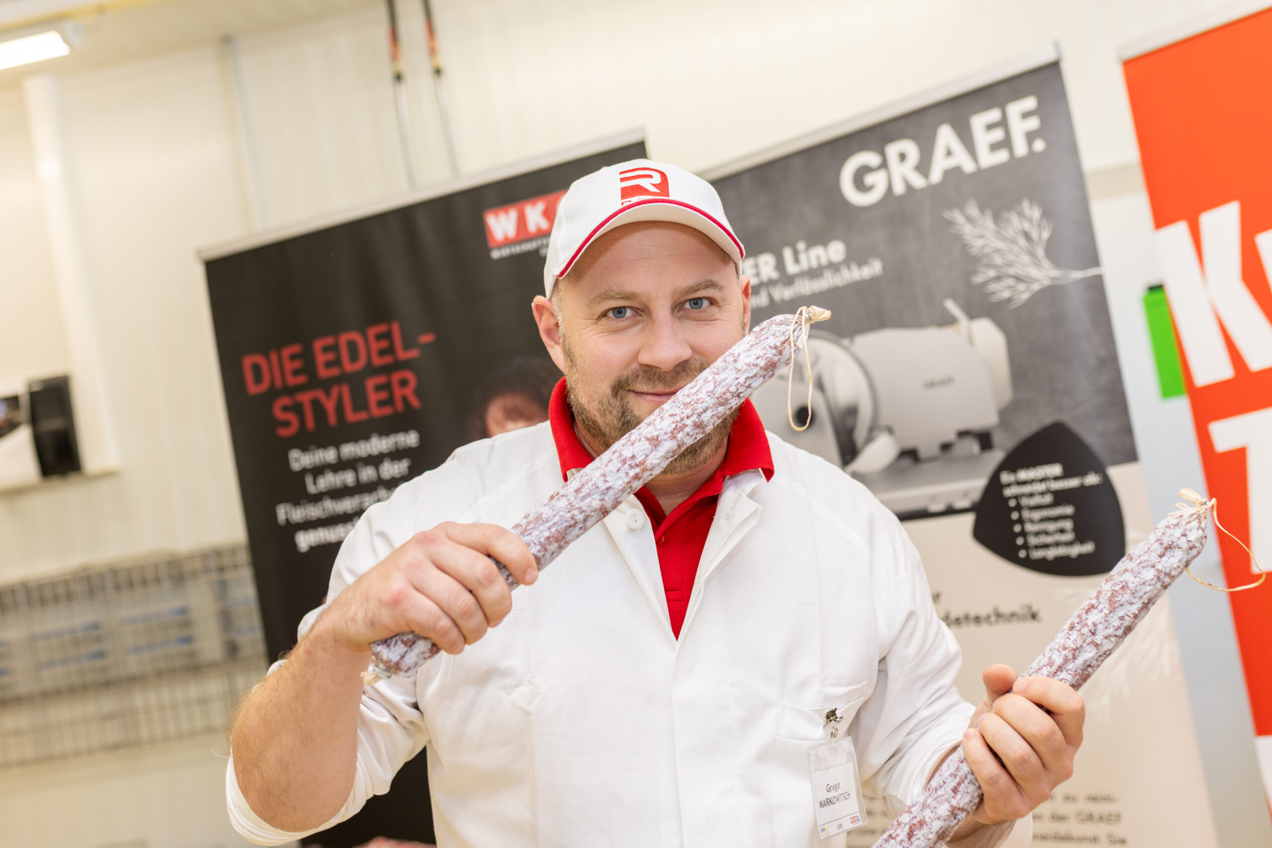 Gregor Markowitsch (SeneCura Kliniken.) verkostet eine Salami mit geschultem Blick. (Bild: LMAk)