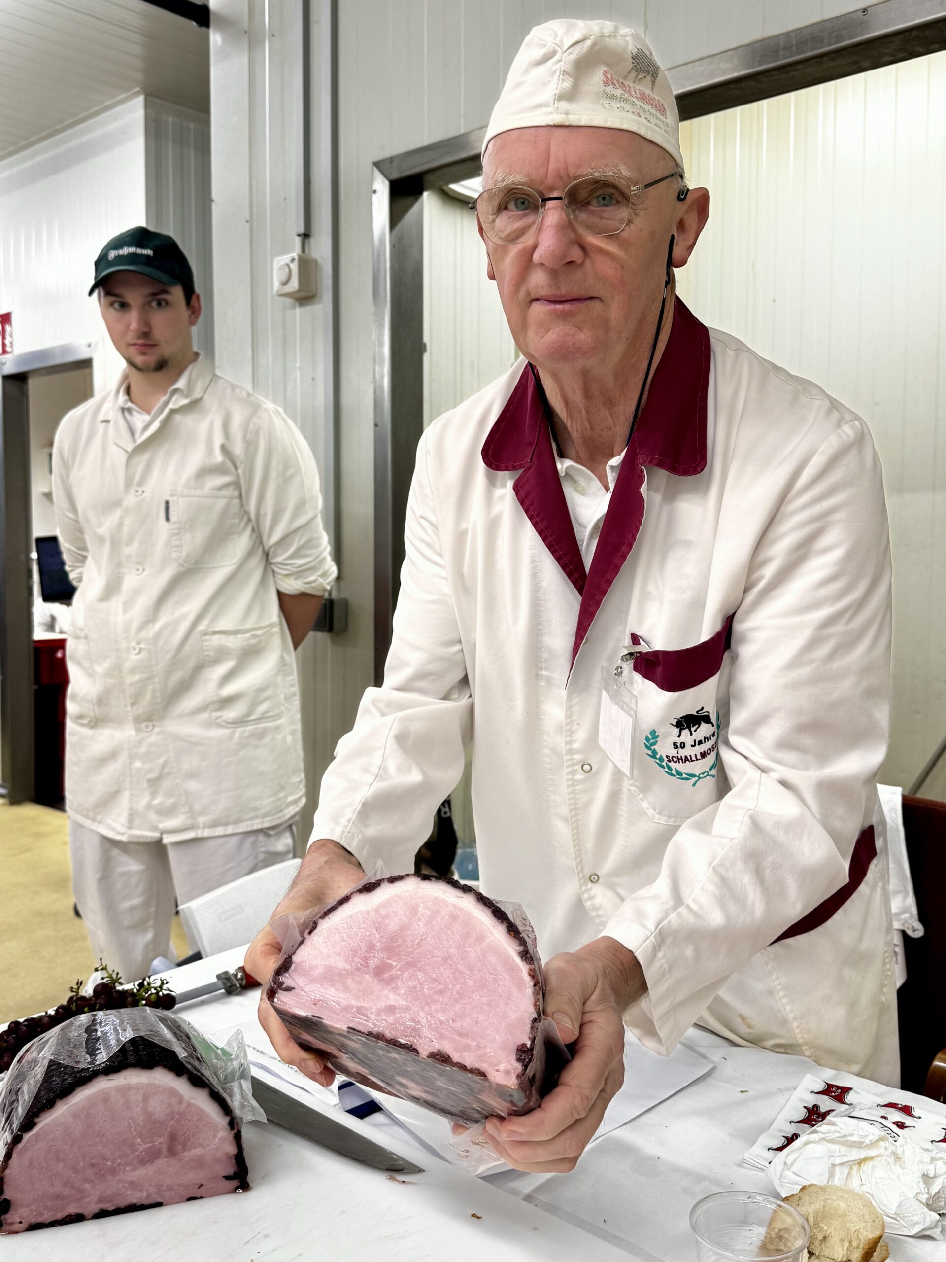 Juror mit Blick fürs Detail: Fleischermeister Johann Schallmoser aus Eggelsberg prüf eingehend einen Schinken. (Bild: LMAk/der Handler)