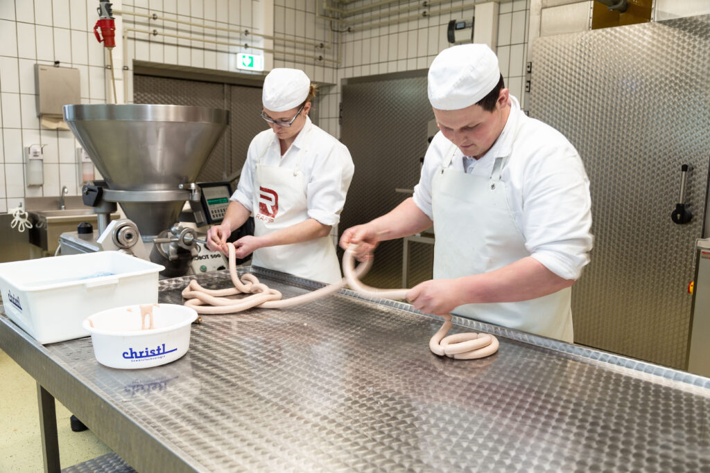 Ein Team im Leben und in der Arbeit: Lisa Reiterer und Michael Mössler beim gemeinsamen Würstelabdrehen.© Anita Arneitz