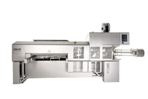 Clippen, Schlaufen setzen und positions- genaues Aufängen in einem System: Der FCHM-MB vereint drei Schritte in einer kompakten Lösung – ideal für kleinere und mittlere Chargen, hygienisch, e!ffizient und bedienerfreundlich..© Beigestellt