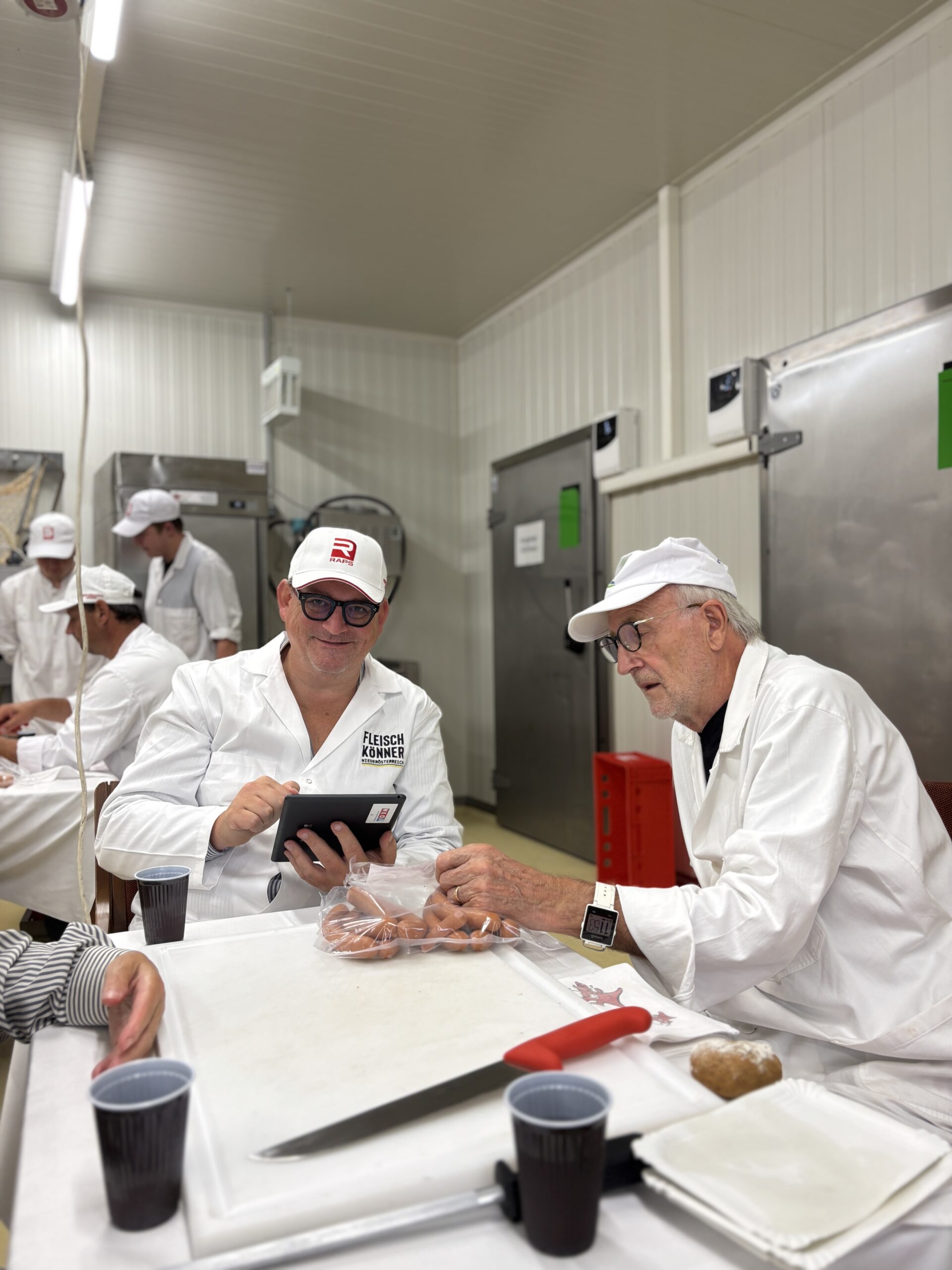 Modernes Werkzeug für eine traditionsreiche Branche: Roland Graf, profilierter Food-Jour- nalist, trägt die Bewertungen ins Tablet ein. (Bild: LMAk)