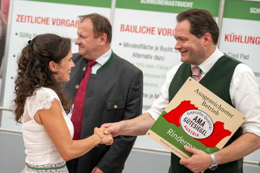 „Unsere Landwirtschaft ist international ein Vorzeigebeispiel für nachhaltige Tierhaltung“, betonte Minister Totschnig bei der Verleihung. © BMLUK Hemerka