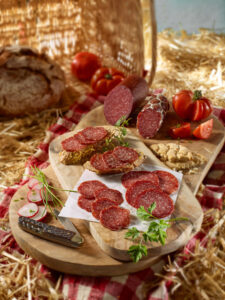 Das Familienunternehmen Van Hees hat den Schabzigerklee neu entdeckt und in einem innovativen Würzpuulver verarbeitet: Smak Gourmet plus oG. Dieses feine Gewürz würzt sowohl kalt zu essende - wie warme Produkte.© van Hees