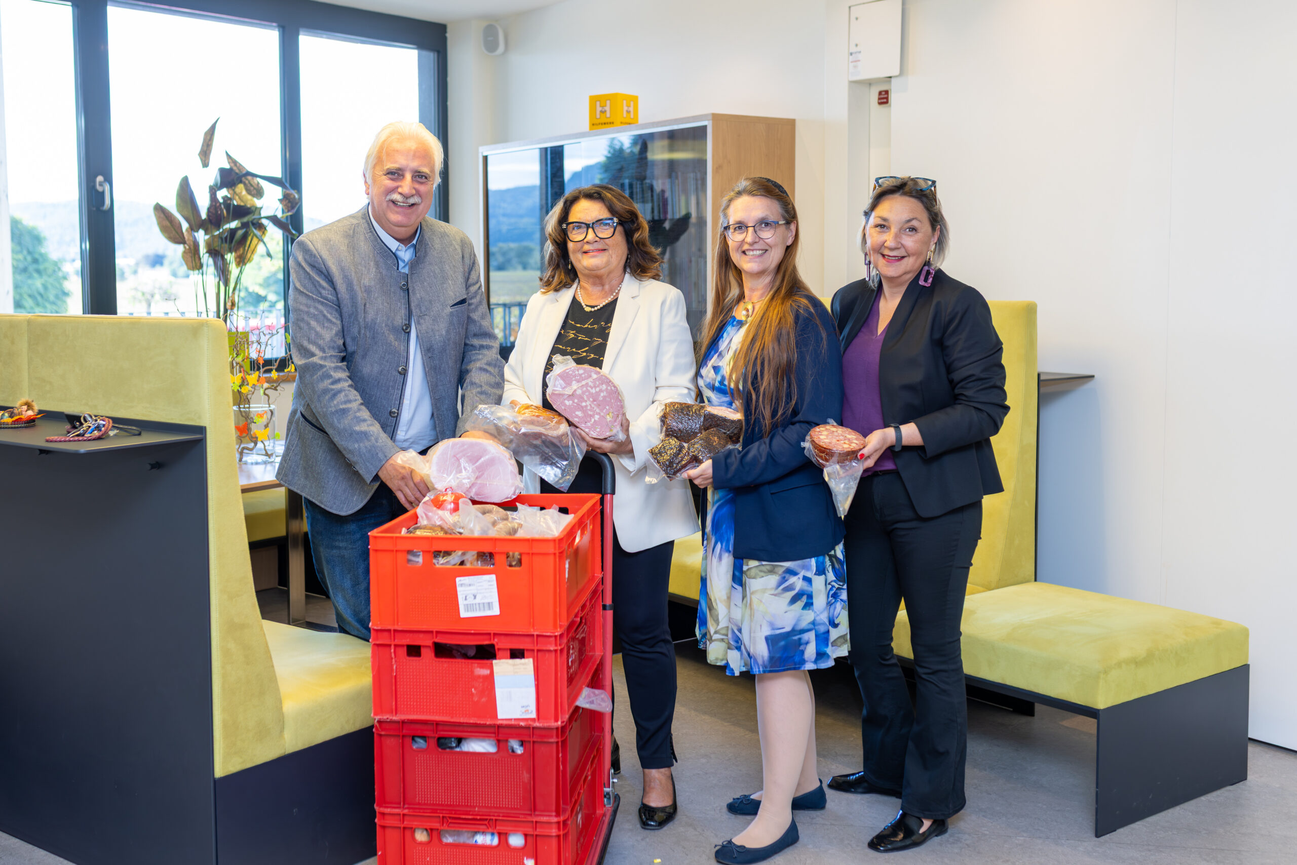 Soziales Engagement beim IFFW: Anka Lorencz und Raimund Plautz übernahmen persönlich die Übergabe der gespendeten Produkte und brachten sie an Caritas, Soma und Hilfswerk. (Bild: LMAk)