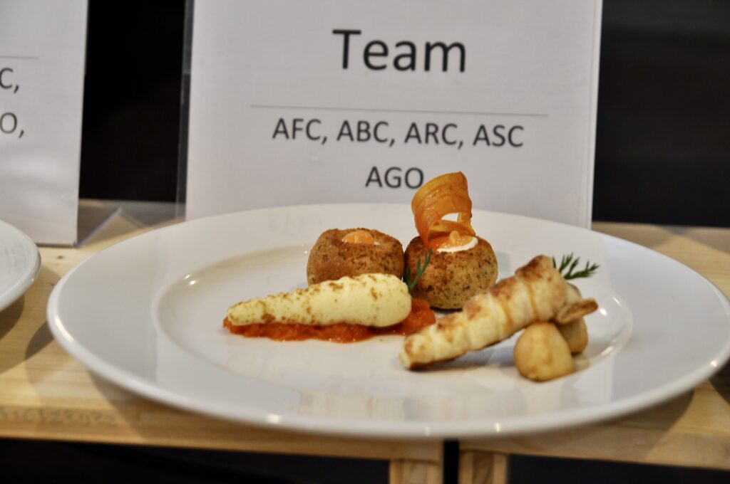 Erster Gang bei den Grillmeisterschaften: eine kreativ zubereitete Karotte als vegetarischer Aufakt, ergänzt durch eine Vitamin- und eine Sättigungsbeilage. © HaRo