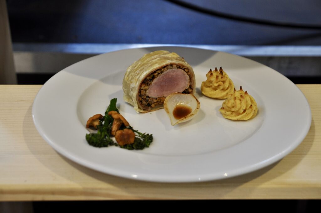 Zweiter Gang bei den Grillmeisterschaften: ein saftiges Schweinefilet vom „Vulkanland Schwein“, raffiniert kombiniert mit einer Vitamin- und einer Sättigungsbeilage. © HaRo