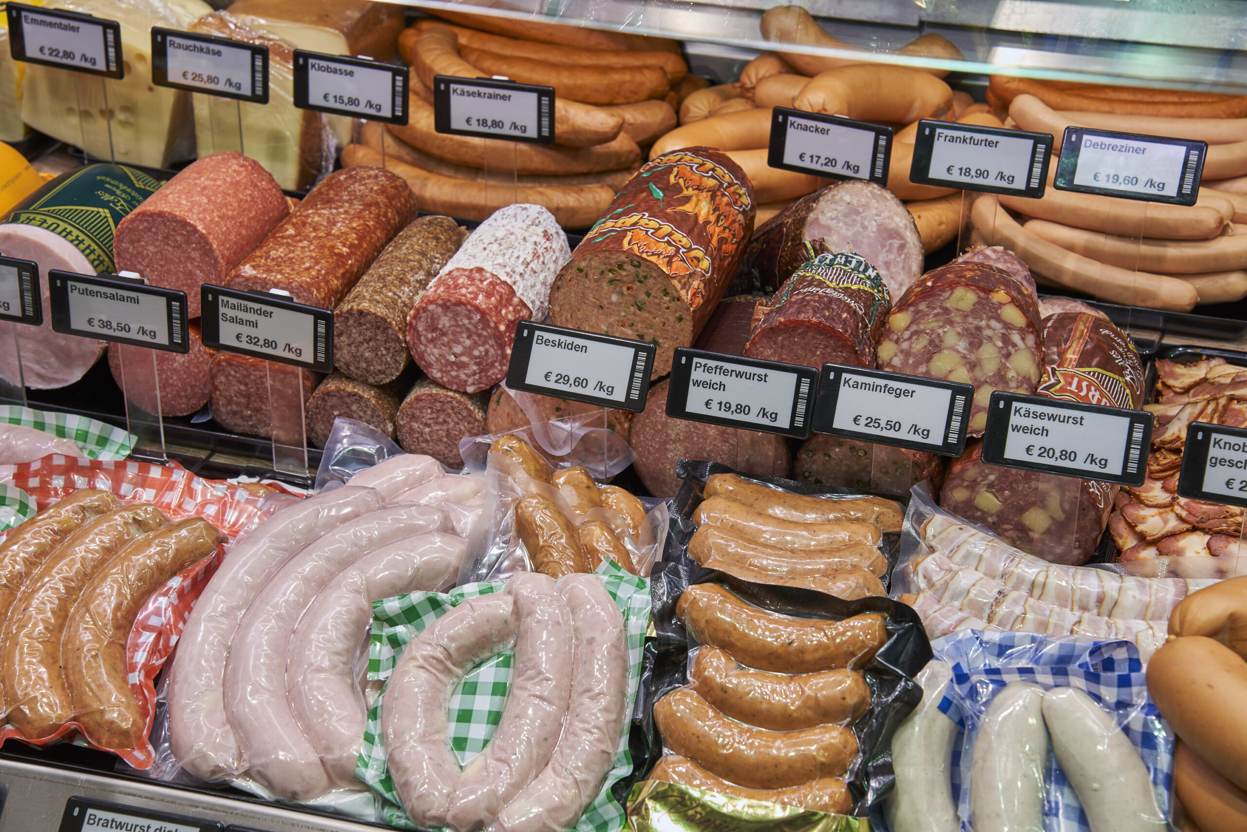 Die Käsekrainer-Vielfalt ist Metzker-typisch: über 20 Sorten, alle hausgemacht. Dazu kommen zahlreiche Wurstklassiker wie Salami, Knacker oder Pfefferwurst – handwerklich produziert und täglich frisch.
