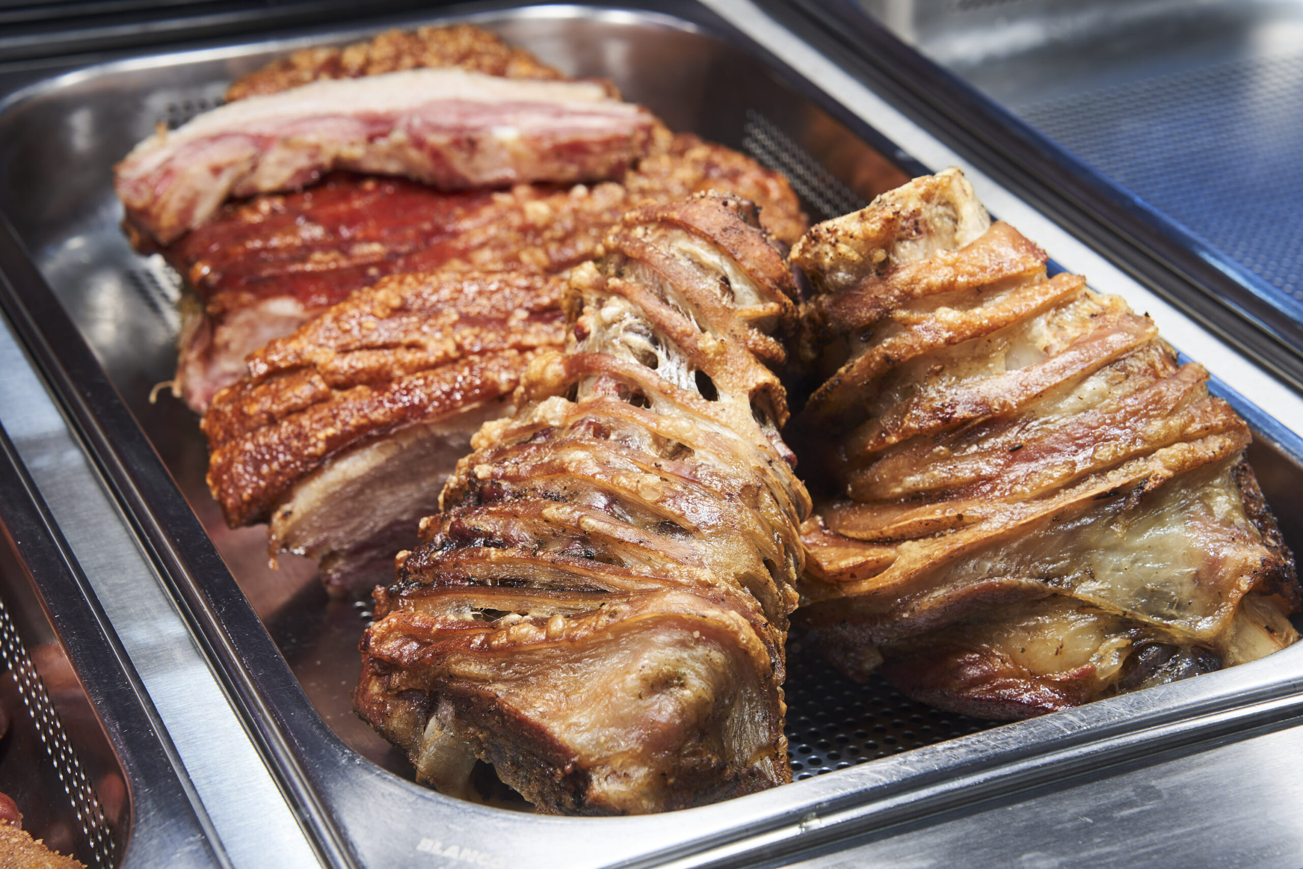 An der Heißen Theke locken Spezialitäten wie rescher Schweinsbraten, Ripperl oder Leberkäse. Das warme Angebot ist fester Bestandteil des Mittagsgeschäfts – mit vielen Stammkund:innen aus der Nachbarschaft.