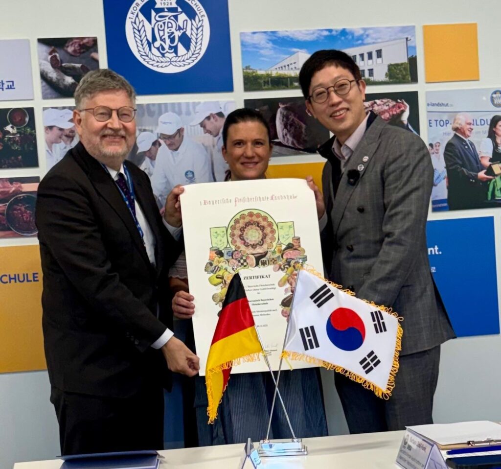 v.l.n.r.: Jörn Beißert, Barbara Zinkl-Funk & Dr. Daniel Yu bei der Zertifikatsübergabe. © 1. BFS