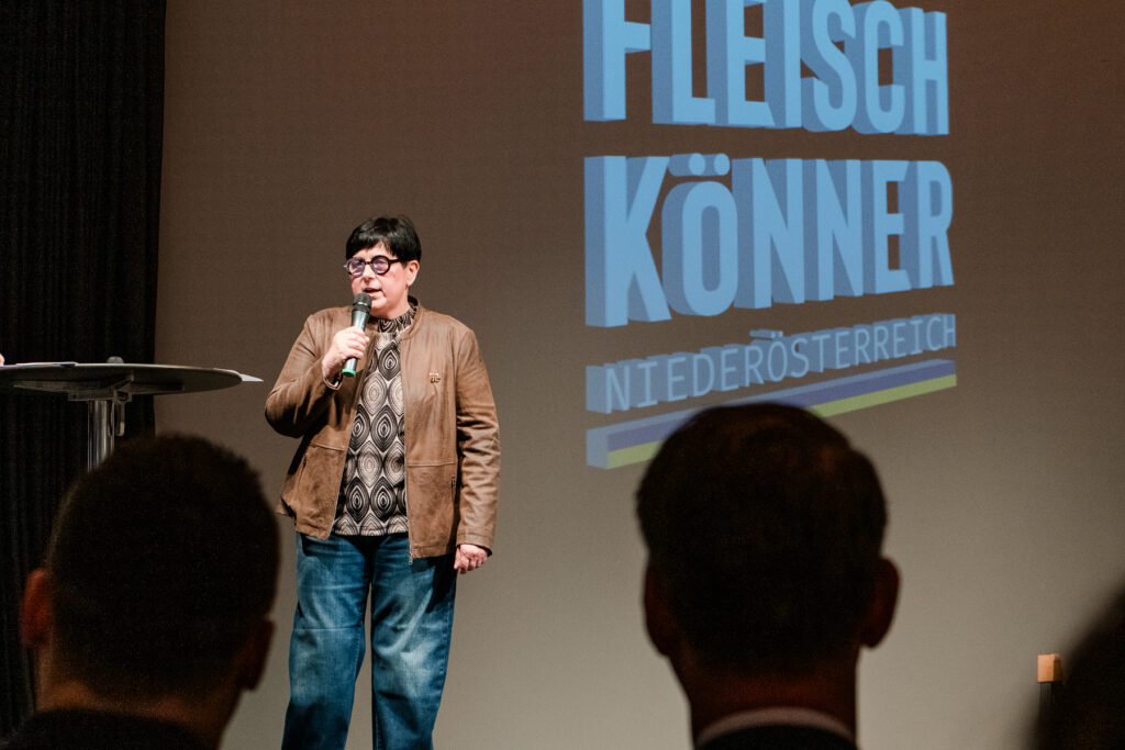 Doris Steiner fasst engagiert zusammen, was Niederösterreichs Fleischereibetriebe 2025 bewegt, erreicht und politisch angestoßen haben. © Michaela Habinger