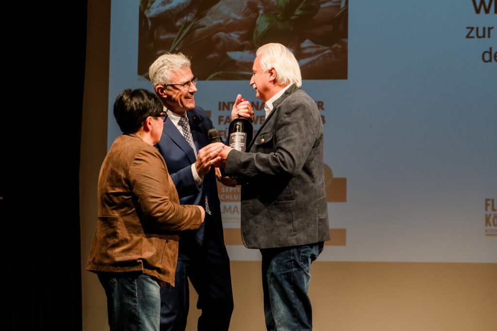 Gemeinsam für das Handwerk: Bundesinnungsmeister Raimund Plautz, Oberjuror Wolfgang Seidl und Doris Steiner im Austausch – drei, die für das Fleischerhandwerk brennen. © Michaela Habinger