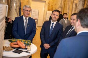 Konnten heuer sogar zwei Ehrenpreise für die Fleischwarenserie und die regionale Serie ergattern: Wolfgang, Clemens & Matthias Seidl im Gespräch mit Bundesminister Totschnig. © Rene Hemerka