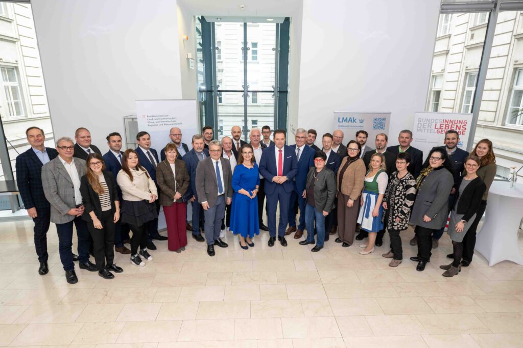 Große Ehre: Die Seriensieger des IFFW 2025 mit Minister und Vertretern des Handwerks. © Rene Hemerka