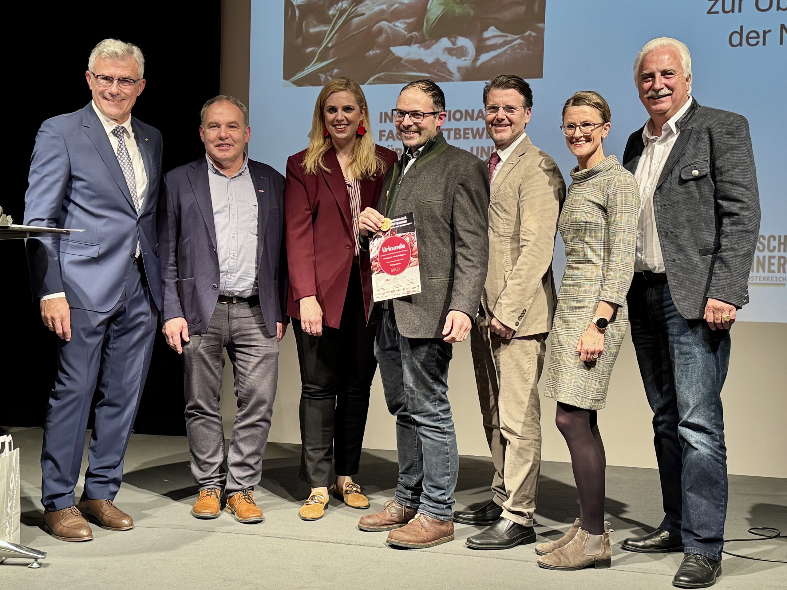 Die Fleischerei Michael Bogner überzeugte beim IFFW 2025 unter anderem mit ihrem Top-Produkt Rindsgulasch und wurde dafür ausgezeichnet. Auf dem Foto (v. l. n. r.): Fleischermeister und Oberjuror Wolfgang Seidl, NÖ-Innungsmeister Jakob Ellinger, Abg. z. NÖ-Landtag Marlene Zeidler-Beck, die Fleischerei Michael Bogner, Bezirksstellenobmann Thomas Hagmann, Veronika Vernes, Geschäftsführerin der Lebensmittelakademie, sowie Bundesinnungsmeister Raimund Plautz. Bildcredit: Braune/Fleisch & Co