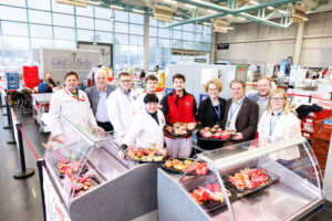 Auch Fleischer-Innungsmeister Raimund Plautz (2. v. l.) und WK-NÖ-Präsident Wolfgang Ecker und NÖ Landesrätin Christiane Teschl-Hofmeister (3. und 4. v. r.) überzeugten sich von den Leistungen des Nachwuchses. © Florian Wieser