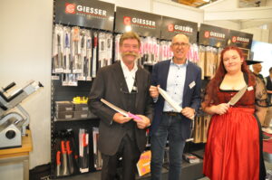 Messerscharf präsentierte sich Sick Werksvertretungen (v. l.): Hermann Sick, GF Hermann Giesser und Emily Sick.© HaRo