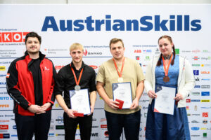 Skills-Experte Ferdinand Sorger jr. mit dem starken Podium der Austrian Skills: Gregor Fries (Silber), Staatsmeister Klaus Sturmaiund Bronze-Gewinnerin Carolin Pirolt.© Florian Wieser