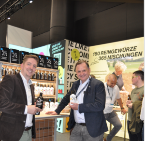 Würze in das Leben bringt Stay Spiced mit Geschäftsführer Lukas Walchhofer (l.) und Zaltech-Chef Helmut Gstöhl mit den unglaublich zahlreichen Würzkreationen.© HaRo