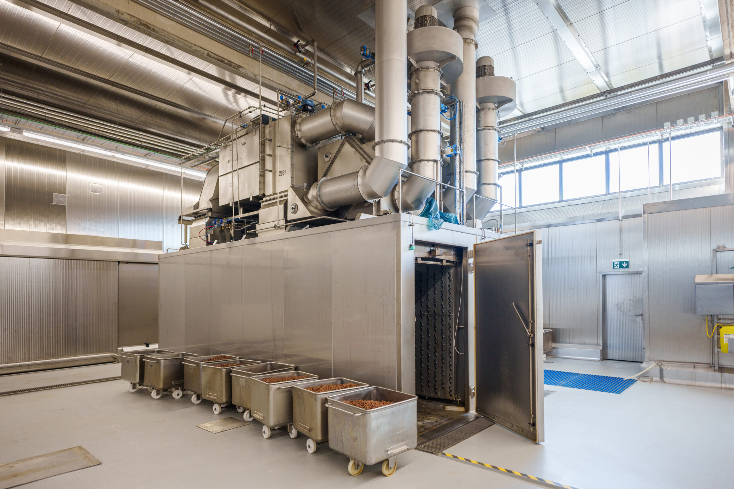 Vor der Aeromat-Cross- Power-Anlage warten vorbereitete Geflügelmassen auf die Trocknung – ein zentraler Schritt für Haltbarkeit und Qualität der Hundejause.© Henry Gasselich