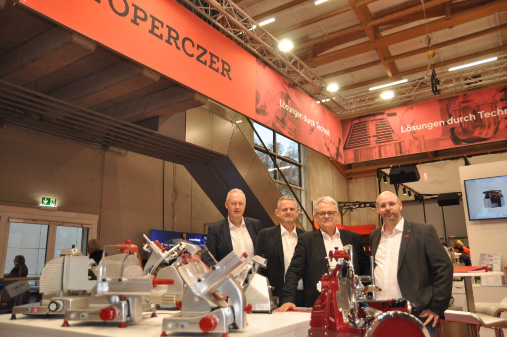 Das Toperczer-Team präsentierte neue Schneidemaschinen (v. l.): Gerald Meierhofer, Thomas Farkalits-König, der geschäftsführende Gesellschafter Günter Zapletal und Dietmar Letonia.© HaRo