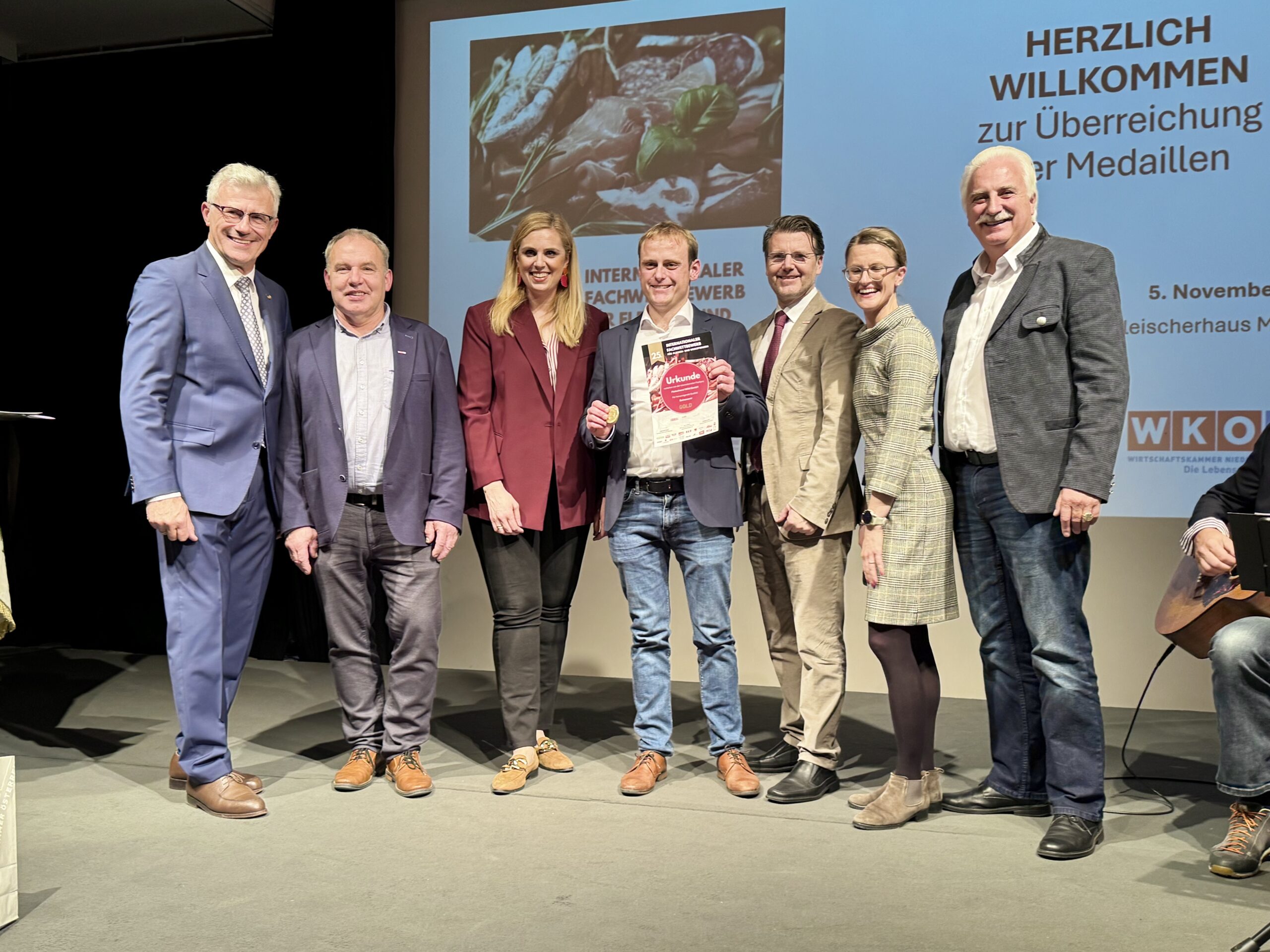 Die Fleischerei Wild – mit Fleischermeister Ferdinand Wild aus Gaweinstal – wurde beim IFFW 2025 für ihre hervorragenden Leistungen ausgezeichnet. Auf dem Foto (v. l. n. r.): Fleischermeister und Oberjuror Wolfgang Seidl, NÖ-Innungsmeister Jakob Ellinger, Abg. z. NÖ-Landtag Marlene Zeidler-Beck, Fleischermeister Ferdinand Wild (Fleischerei Wild), Bezirksstellenobmann Thomas Hagmann, Veronika Vernes, Geschäftsführerin der Lebensmittelakademie, sowie Bundesinnungsmeister Raimund Plautz. Bildcredit: Braune/Fleisch & Co