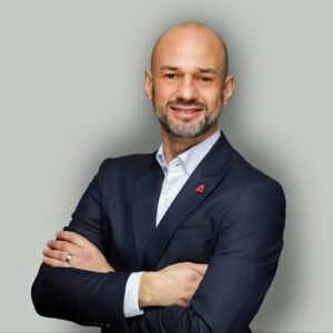 Neuer Ansprechpartner: Seit 1. Jänner 2026 verstärkt Gerhard Leber das Team der AICHINGER Österreich GmbH als Einrichtungs- und Konzeptberater. © Aichinger